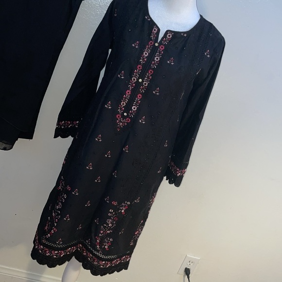 Pakistani 3 pc embroidered suit - Picture 9 of 11